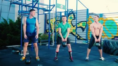 kaslı erkek egzersiz Dumbbells ile