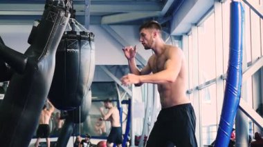 genç adam boks kum torbası