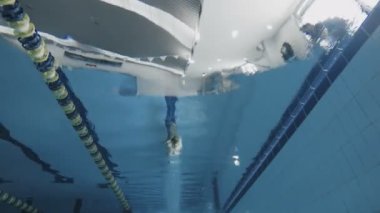 Sportif adam dalış Havuzu.