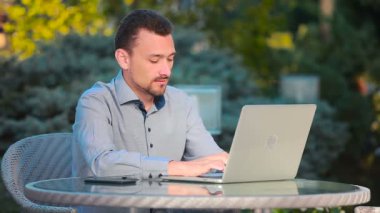 iş adamı ile laptop açık