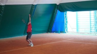 Büyük tenis oynamaya adam