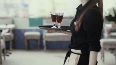 Garson kafede adamla iki bardak kırmızı şarap için genç sarışın kadın getir