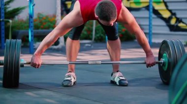 Halter alıştırmalar yapan erkek