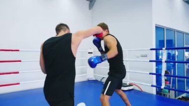 spor salonunda boks erkekler 