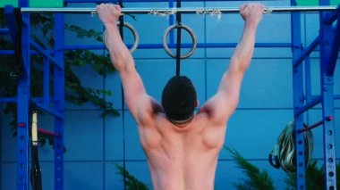 kaslı adam egzersiz