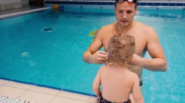 Baba ile çocuk havuzu