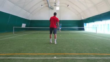 Büyük Tenis oynarken erkekler