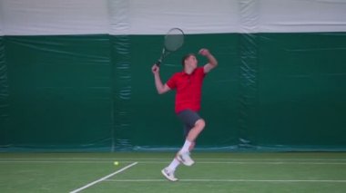 Tenis oynamaya kırmızı tişörtlü adam