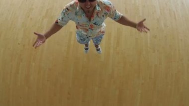 plaj şapkalı adam dansçı