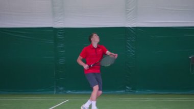 Kırmızı tişörtlü sportif adam