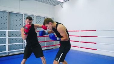genç erkekler boks ring adlı eğitim
