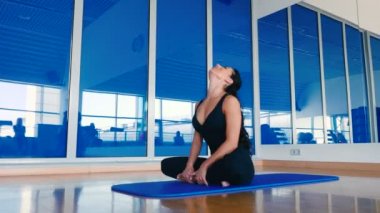 genç kadın esnek yoga uygulamak