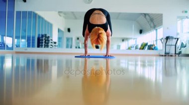 Kızıl saçlı kadın pratik yoga