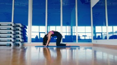 genç kadın esnek yoga uygulamak