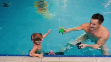 Baba ile çocuk havuzu Çal.