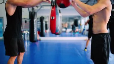 Sportif erkek spor salonunda eğitim