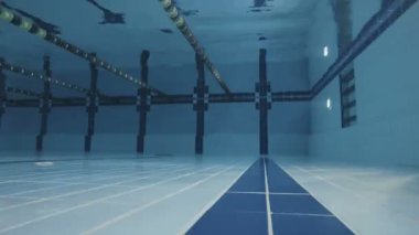 genç adam dalış Havuzu.