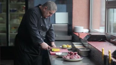 adam kesme sebze Asya restoran mutfak at Close-Up 