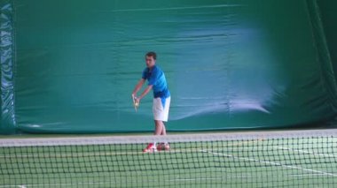 genç adam büyük tenis oynamaya