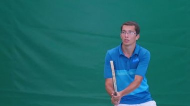 genç adam büyük tenis oynamaya