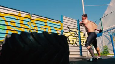 adam egzersiz ile çekiç açık 