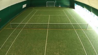 Büyük tenis oynamaya adam