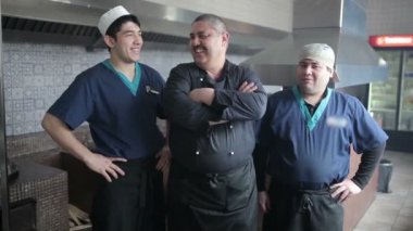Asya restoran mutfak at mutlu adamlar Close-Up