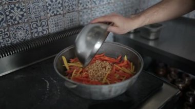 erkek yemek pirinç pilavı Asya restoran mutfak at Close-Up