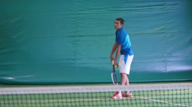 genç adam büyük tenis oynamaya