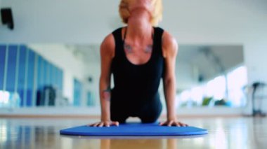 Kızıl saçlı kadın pratik yoga