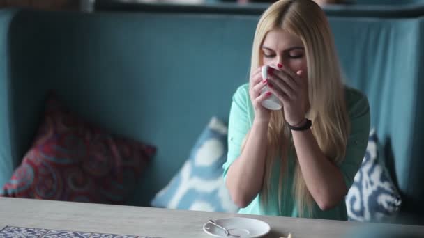 Junge Blonde Frau Blauen Hemd Trinkt Kaffee Café — Stockvideo