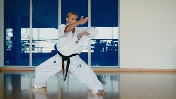 Donna in bianco Karategi — Video Stock