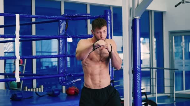 Deportivo Hombre entrenamiento en el gimnasio — Vídeos de Stock