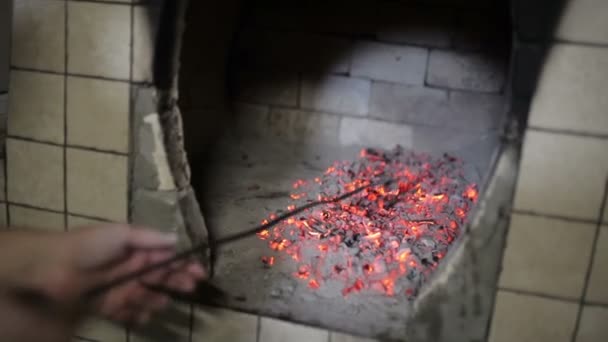 男性手的特写烧伤煤炭 — 图库视频影像