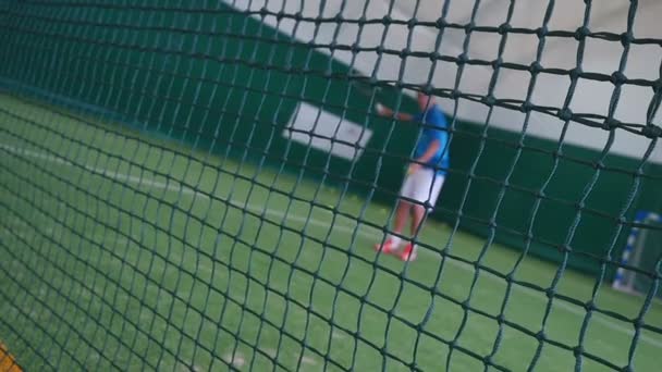 Desportivo homem jogar grande tênis — Vídeo de Stock