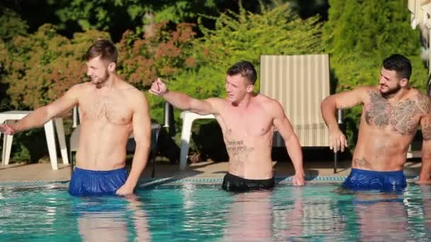 Män kräver ung kvinna i poolen — Stockvideo