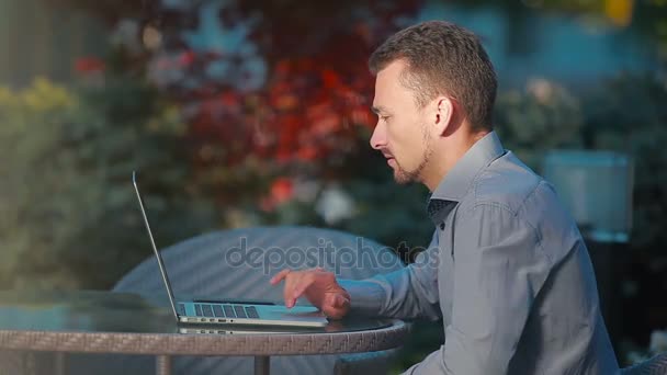 Uomo d'affari con computer portatile all'aperto — Video Stock