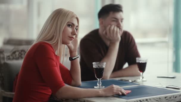 Jeune Couple Triste Assis Dans Café Avec Des Verres Vin — Video