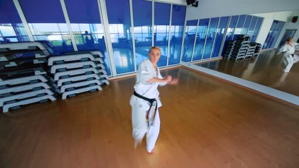 Frau in Karategi praktiziert Karate — Stockvideo