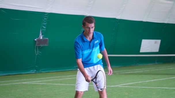 Man met grote tennis — Stockvideo