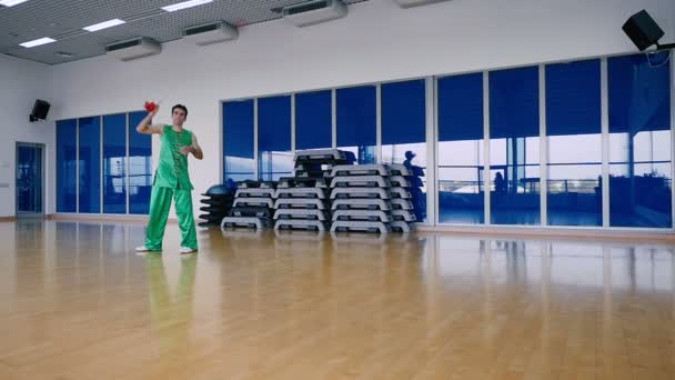 Mann im grünen Trainingsanzug — Stockvideo