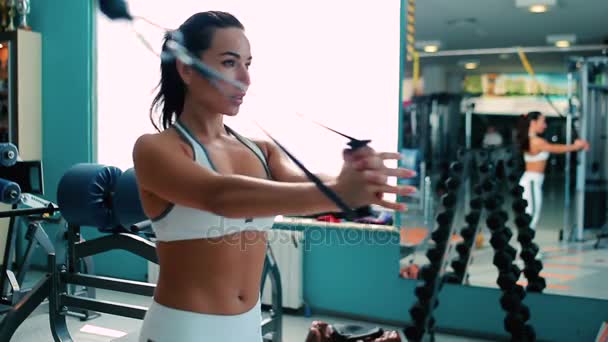 Женщина тренируется в тренажерном зале — стоковое видео