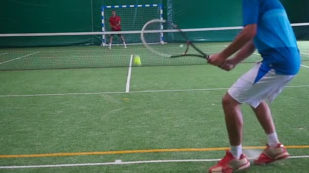 Büyük Tenis oynarken erkekler — Stok video
