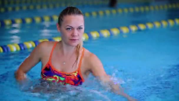 Vrouw training op onderwater fiets — Stockvideo