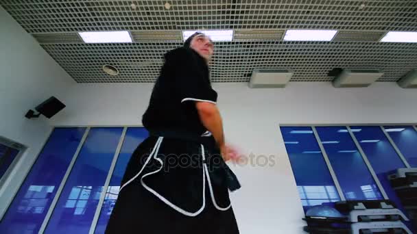 Hombre entrenamiento shaolin palo lucha — Vídeos de Stock