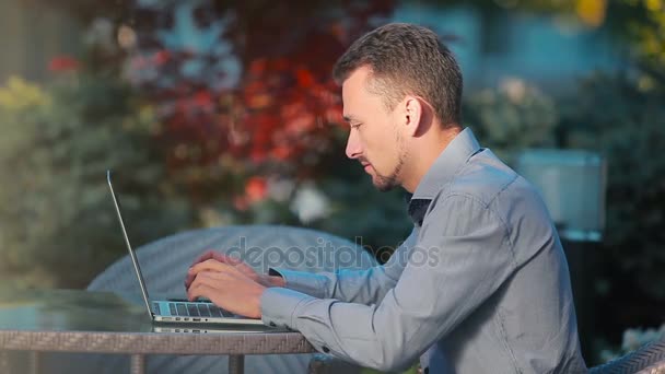 Homme d'affaires travaillant avec un ordinateur portable — Video