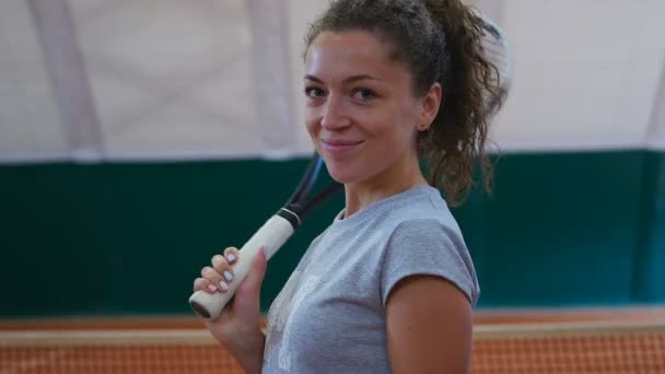 Krullend vrouw met tennisracket — Stockvideo