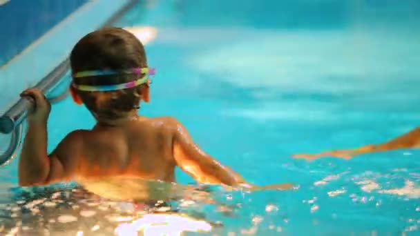 Otec s chlapcem v bazénu — Stock video