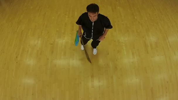 Hombre practicando ushu con sable — Vídeos de Stock