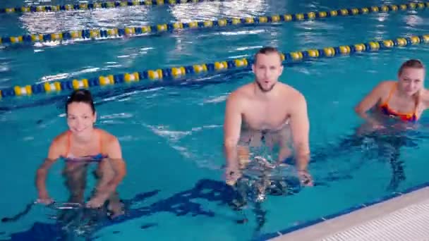 Sportliche Menschen auf dem Unterwasserfahrrad — Stockvideo